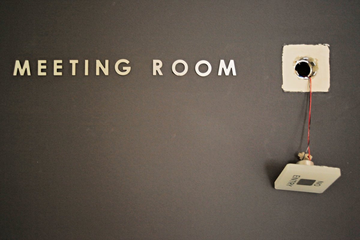 apex_archive's tweet image. Occupied...

#meeting #meetingroom #Büro #office
