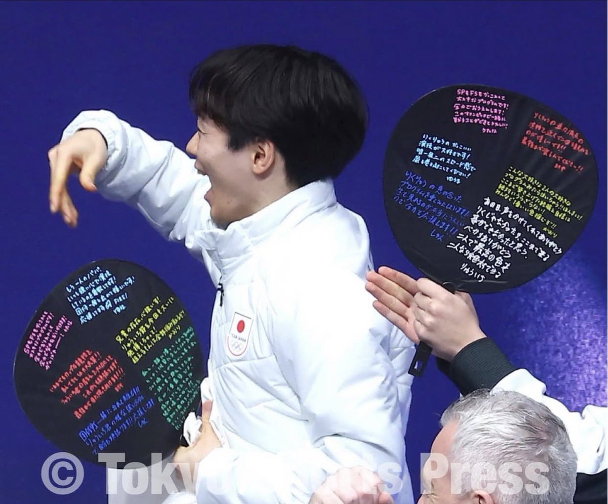 ほんとだ、応援団扇の裏に1人ずつその選手に宛てて寄せ書きしてる！なんて良いチームの団結力🥹みんなで金取って欲しい！