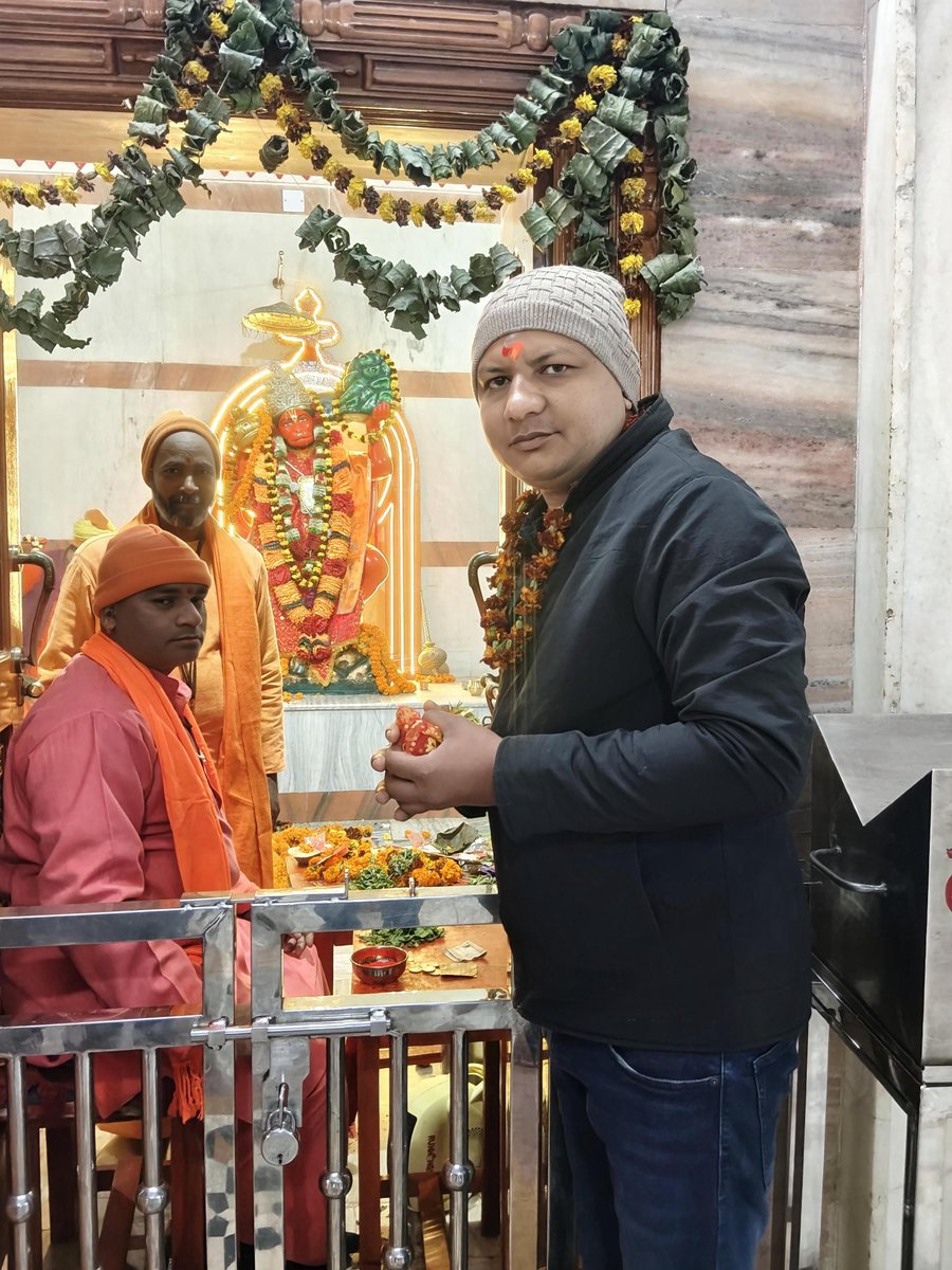 सब सुख लहै तुम्हारी सरना।
तुम रच्छक काहू को डर ना।।