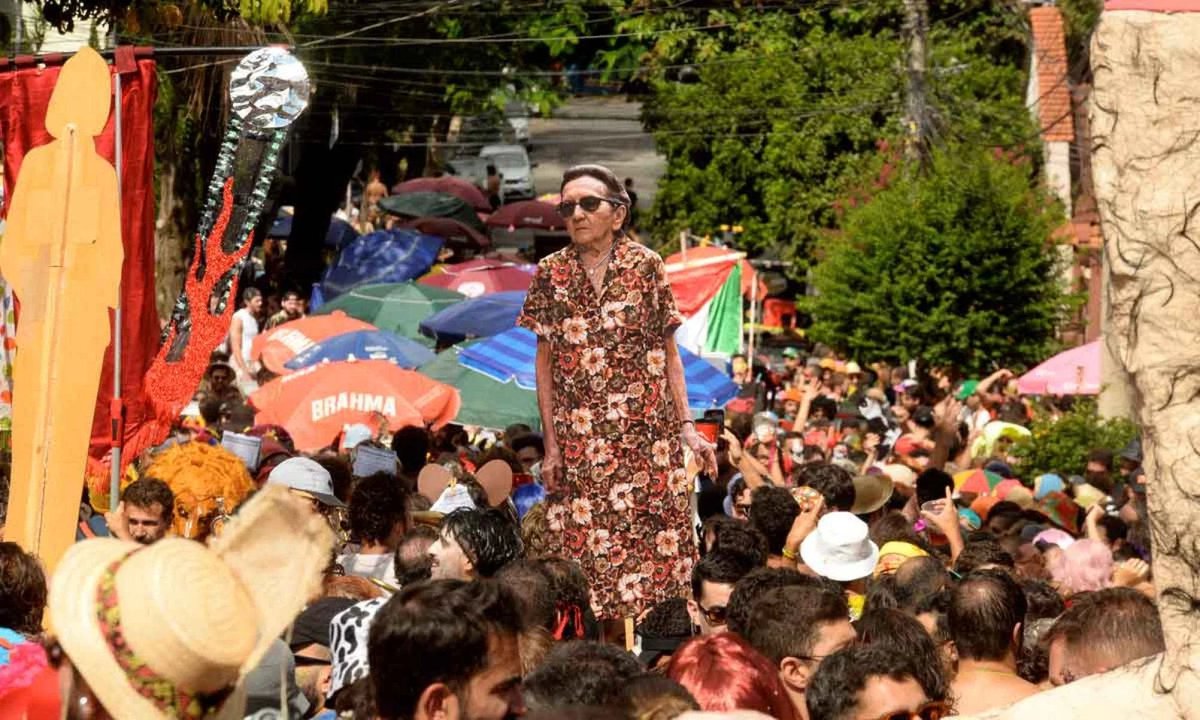 O Agente Secreto, na capa do Estado de Minas, ultrapassou os dois milhões de espectadores no Brasil. E Dona Sebastiana está na folia, aí na foto em BH.
Aqui a entrevista de Kleber Mendonça Filho
em.com.br/cultura/2026/0…