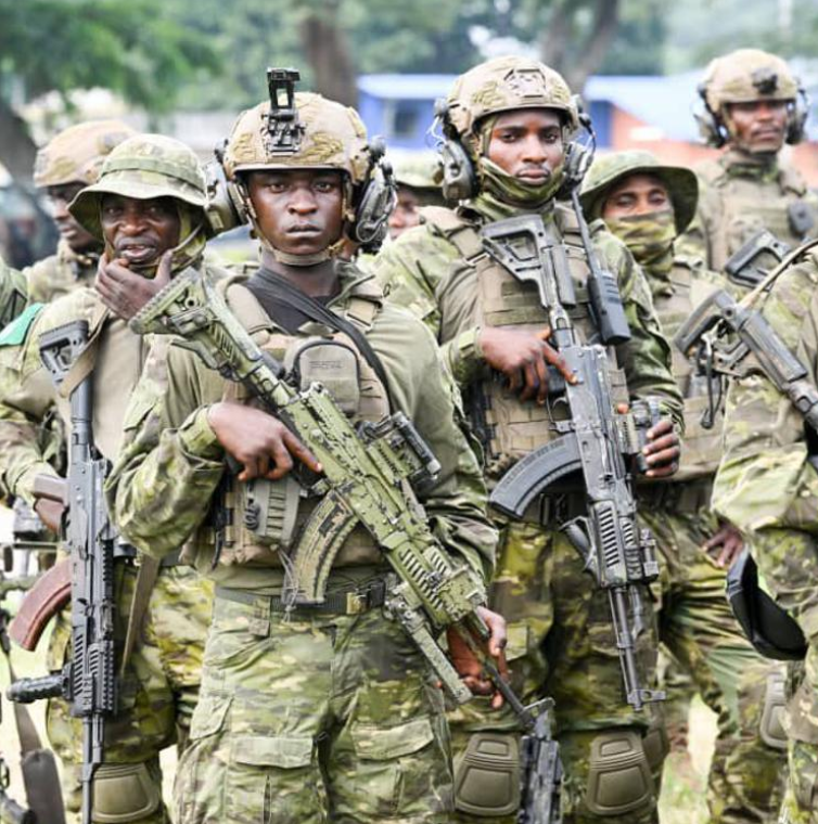 AFRICA24TV's tweet photo. Les Forces armées de la 🇨🇩#RDCongo (#FARDC) ont repris plusieurs localités du Sud-Kivu, dont Minembwe-centre, face à la coalition rebelle RDF-M23-AFC, a annoncé le ministre de la Défense vendredi 6 février. Plus de 30 rebelles ont été neutralisés et plusieurs membres des groupes Twigwaneho et Ngumino capturés.