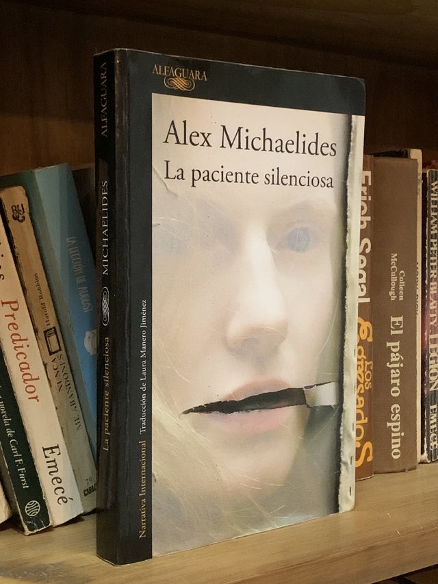 Anoche terminé este libro que trata de una mujer que deja de hablar luego de ser acusada de asesinar a su marido. Su psicoterapeuta va a tratar de ayudar a que vuelva a hablar y se sepa la verdad. El final chicos, EL FINAL… espectacular. Recomiendo.