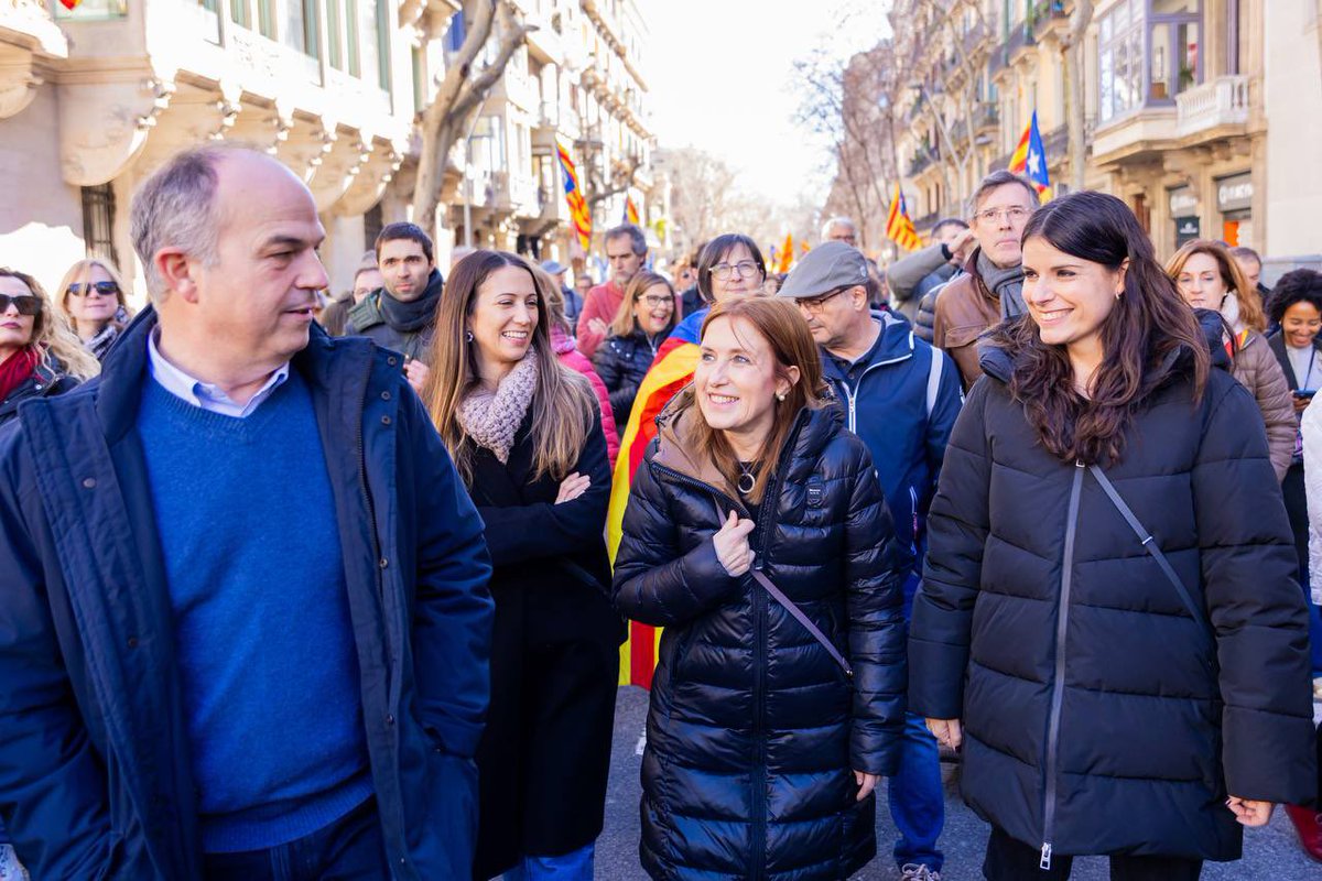 LlunaCatalana3's tweet image. Una manifestació amb els mateixos que han aturat el procés.
Què podria sortir malament???