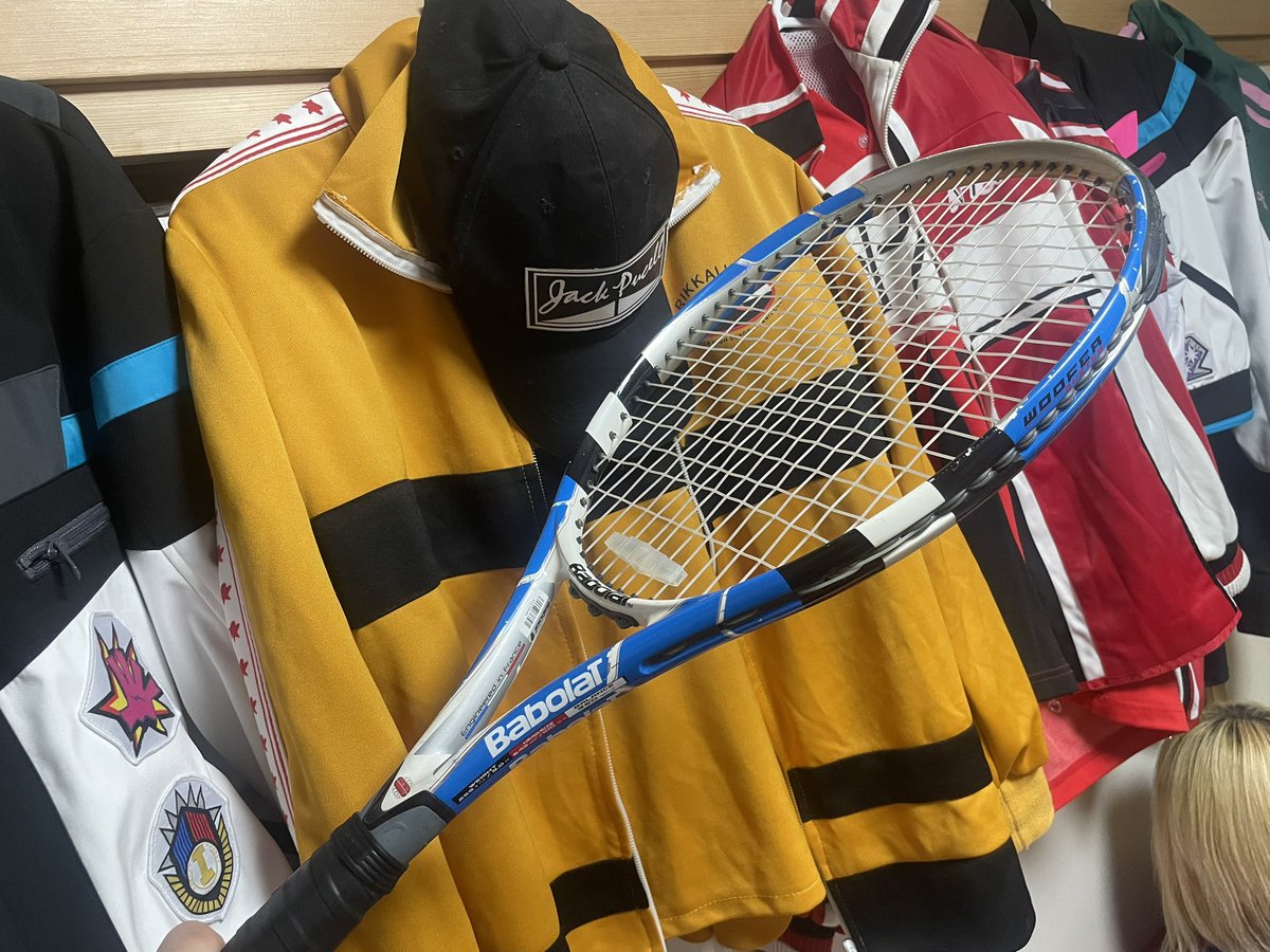 11年ぶりぐらいにラケット買った いい色。 これだから、中古屋巡り