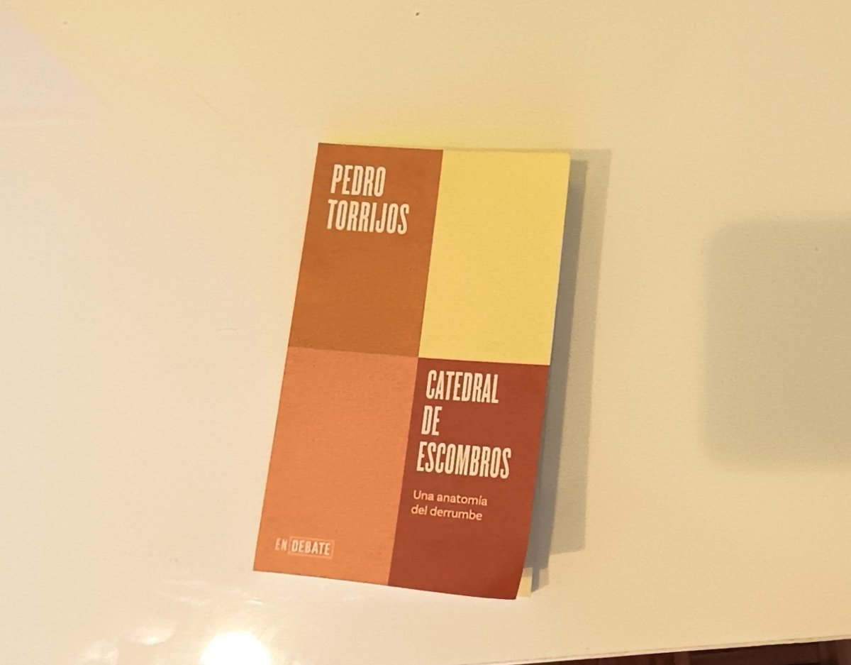 La madrugada del 1 al 2 de diciembre de 1959, una borrasca intensa se instaló sobre el sureste de Francia. Sobre la Costa Azul. Continua y persistente. Ensordecía los tejados durante horas. 

El valle del Reyran, un pequeño cauce al norte de la localidad costera —y turística— de