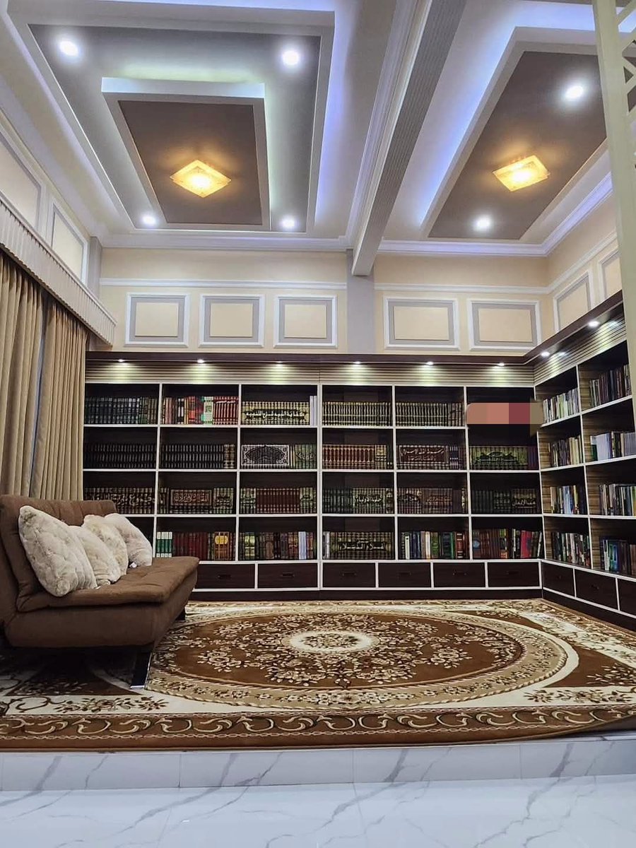 "نِعمَ الأنيسُ إذا خلوتَ كتَابُ،
 تَلهو به إن خانَكَ الأحبابُ
 لا مُفشِياً سرّا إذا استودعتَهُ
 وتُفاد منهُ حكمةٌ وصَوَابُ"