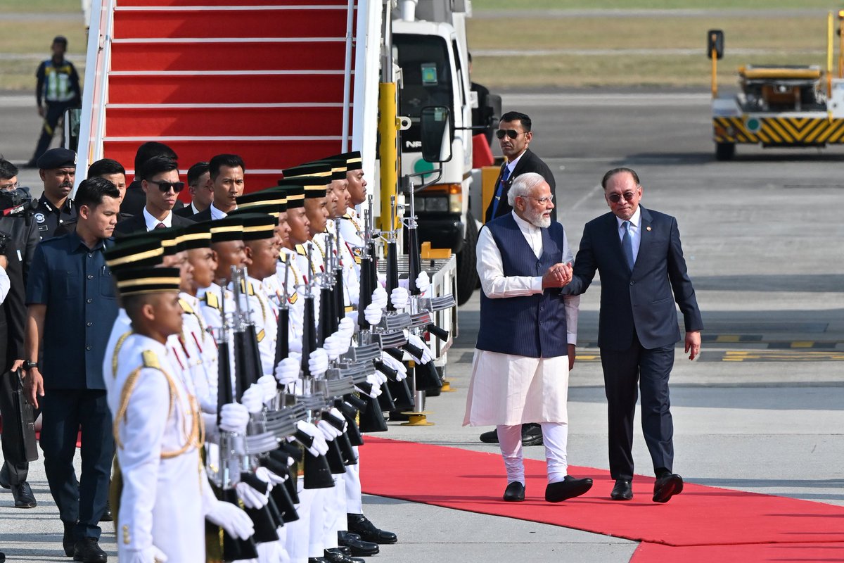 MalaysiaMFA's tweet photo. • Prime Minister of the Republic of India, H.E Narendra Modi, arrived in Malaysia for an official visit from 7 to 8 February 2026. 

• His arrival at the Bunga Raya Complex, Kuala Lumpur International Airport (KLIA) was welcomed by Prime Minister Dato' Sri Anwar Bin Ibrahim. 

• The visit reciprocates the official visit by Prime Minister to India in August 2024. 

🇲🇾🤝🇮🇳

#WismaPutra #HubunganDuaHala #MalaysiaIndia #BilateralRelations  #DiplomasiMADANI #TaatSetia #MalaysiaMADANI #MADANIBekerja