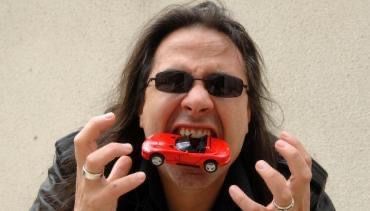 vanitasty's tweet image. sociedade: nossa mas esses metaleiros tudo trevosos, devem ser satanistas e malvadões

o metaleiro: