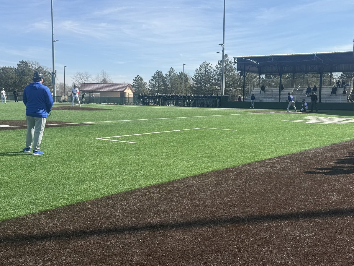mdcurtis77's tweet photo. Game 1, Hutch and DMACC.  Here we go! https://t.co/hqhEiEBmQw