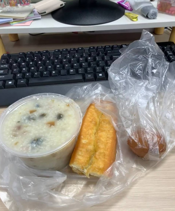 这饭量正常吗
一碗粥半根油条很瓷实一个蛋
吃完了又
耶