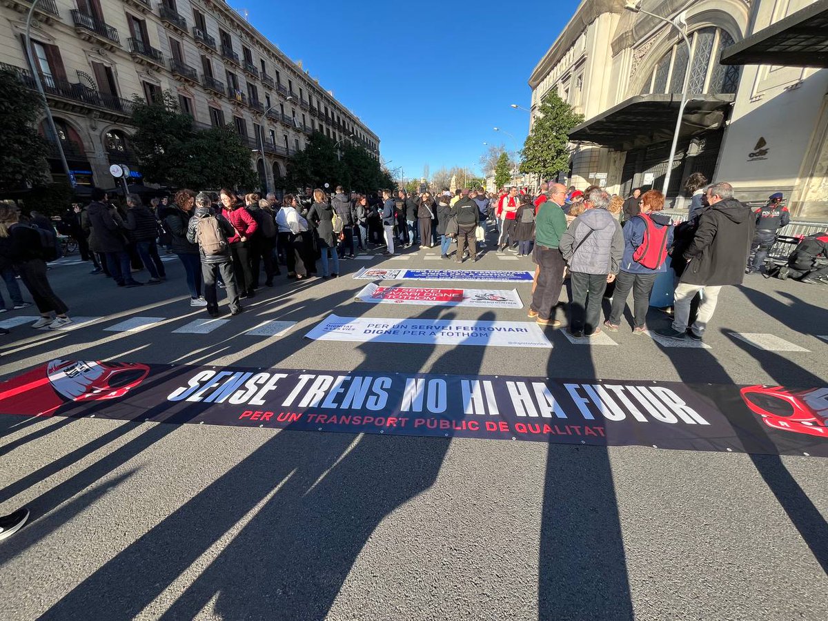 jcc_cat's tweet photo. 💥 Fartes dels retards, de les incidències diàries, de perdre temps de vida esperant un tren de Rodalies.

👊 Omplim els carrers per dir prou a l'infrafinançament, al maltracte constant de l'Estat i a la manca d'un transport públic digne i de qualitat! https://t.co/2tx6r0SsLs