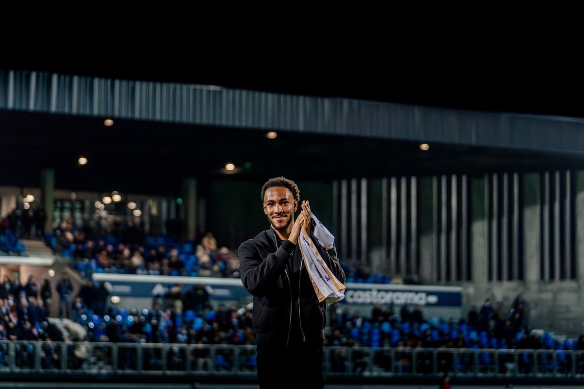 usldunkerque's tweet photo. 😍 Regardez qui nous a fait la surprise de venir hier soir ! 

𝗚𝗲𝗼𝗳𝗳𝗿𝗲𝘆 𝗞𝗼𝗻𝗱𝗼 était de retour à Tribut et a reçu un beau cadeau de la part de l'équipe, remis par Demba Ba ✨

#TeamUSLD https://t.co/vNdGasK9Lz