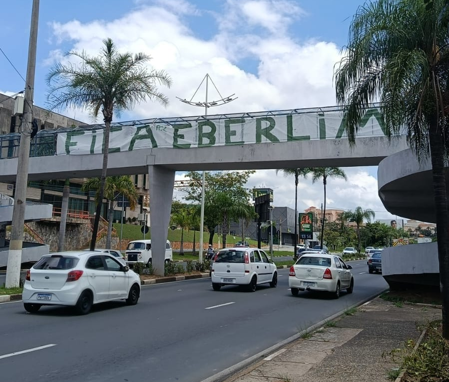 lucas_rossafa's tweet photo. Torcedores do Guarani estendem faixa 'Fica, Eberlin', na Avenida Prestes Maia, na tarde deste sábado.

Bugrinos provocam Marco Antônio Eberlin, vice-presidente e diretor de futebol da Ponte Preta.

Gestor é o principal responsável pela montagem do elenco da Macaca em 2026. https://t.co/GSLAnJxknN