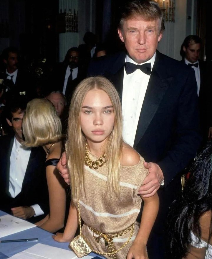 Ramolivares's tweet photo. Un rostro de terror y una cara de depravado apretando con sus garras.
#Trump #PedophilesFirst https://t.co/W1LqMkWqDx
