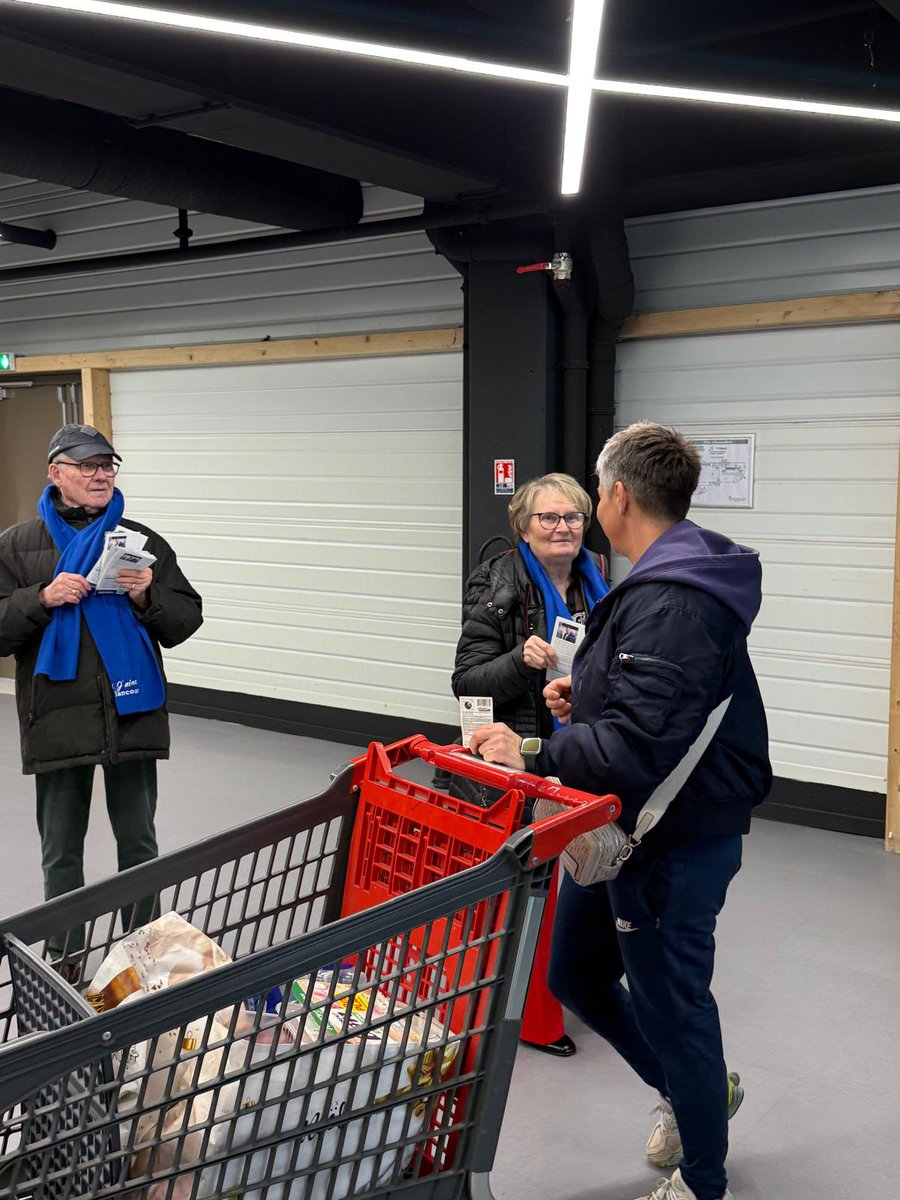 JMFourgous's tweet image. À la rencontre des Élancourtois, avec l’équipe « J’aime Élancourt »

Des échanges riches et sincères pour présenter notre #projet, nos #valeurs  et pour écouter les attentes de nos habitants

Un grand merci pour leur accueil chaleureux

#électionsmunicipales2026