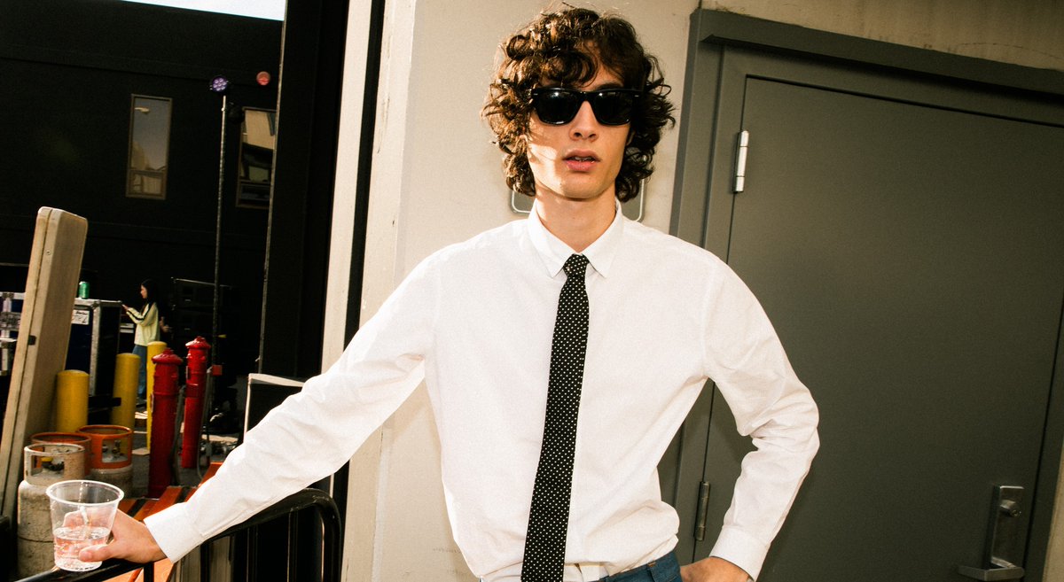 SOMBR TRADUZ VISUALMENTE OS SENTIMENTOS CAÓTICOS E INTENSOS NO CLIPE DO SINGLE “HOMEWRECKER” portalpepper.com.br/sombr-traduz-v…