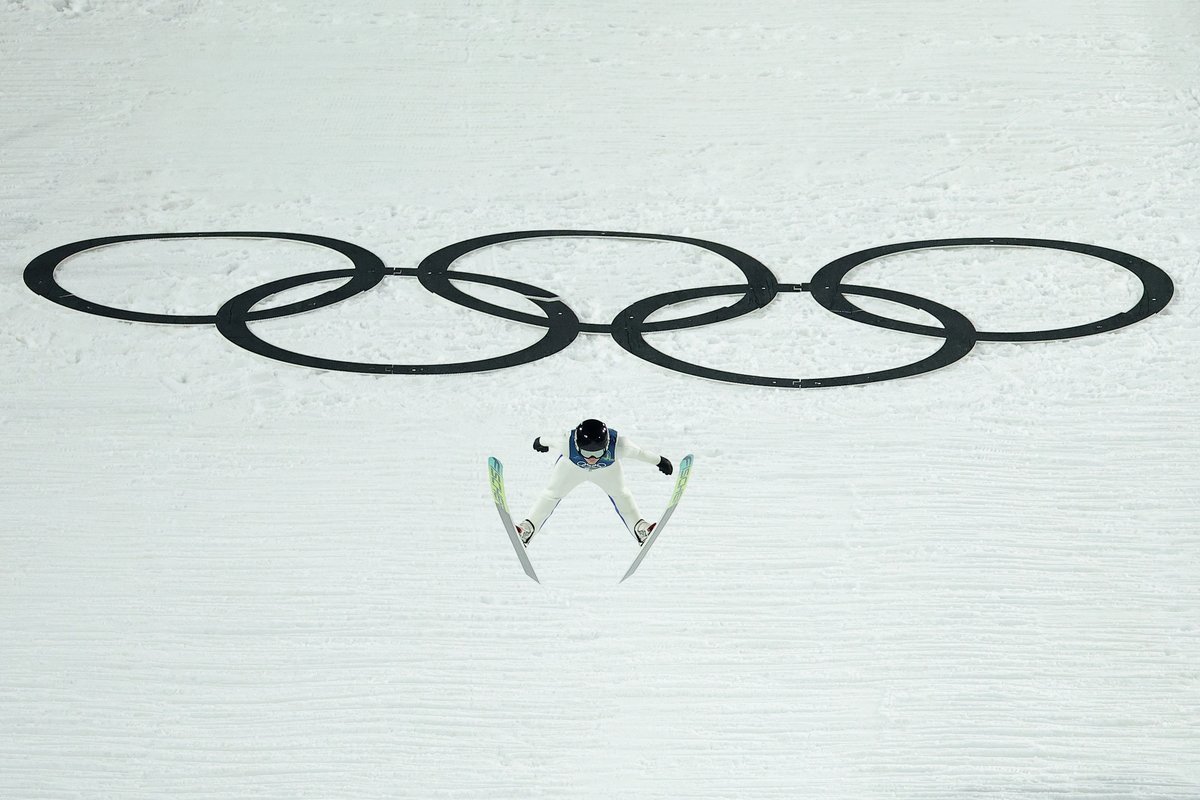 Fly on the Rings of love 🎶

#MilanoCortina | #SkiJumping

📷 Getty Images/Alex Slitz