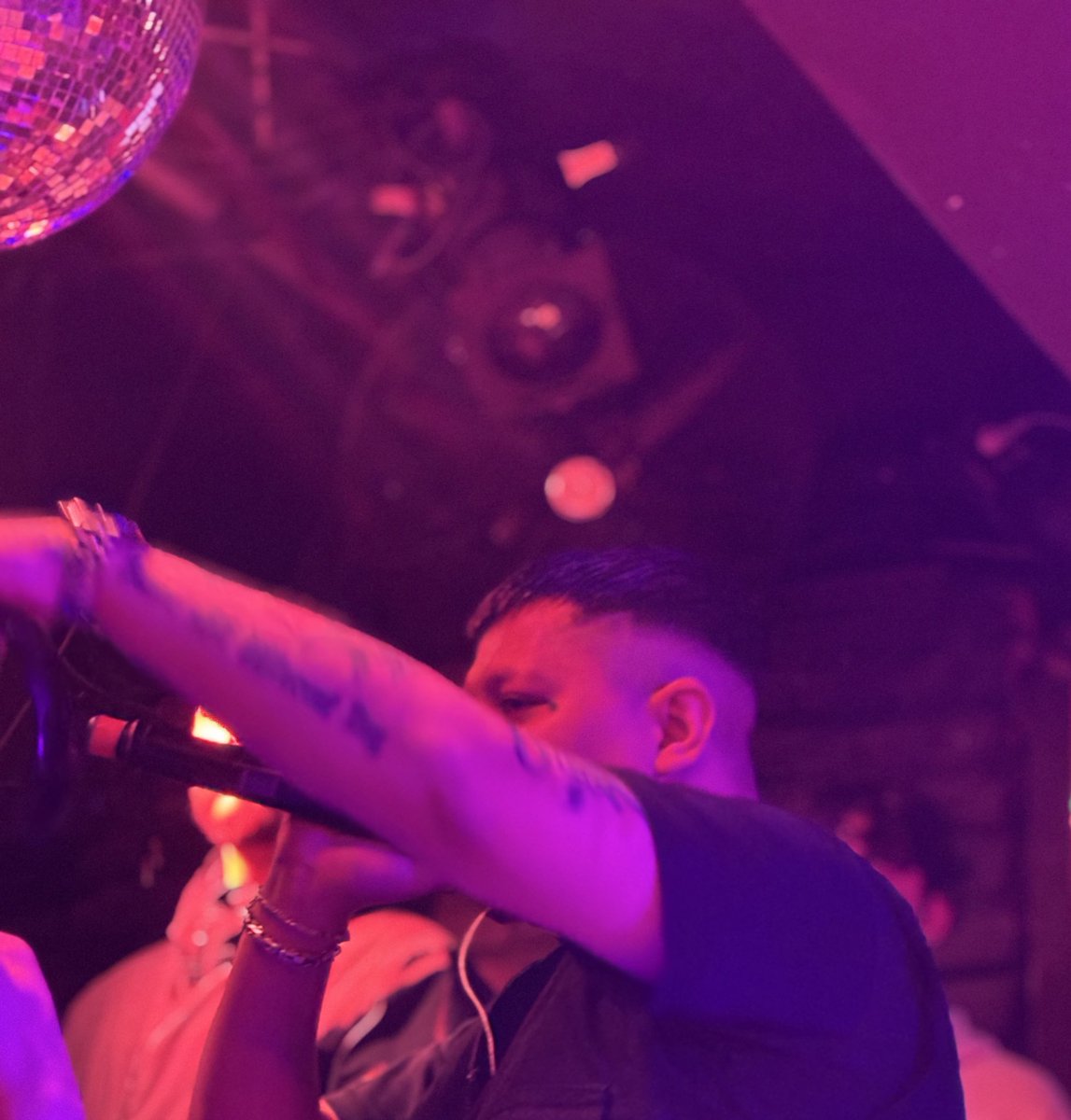 ne kadar aydınlık kovalasam da 
bi yolunu bulup kaybettirir izini