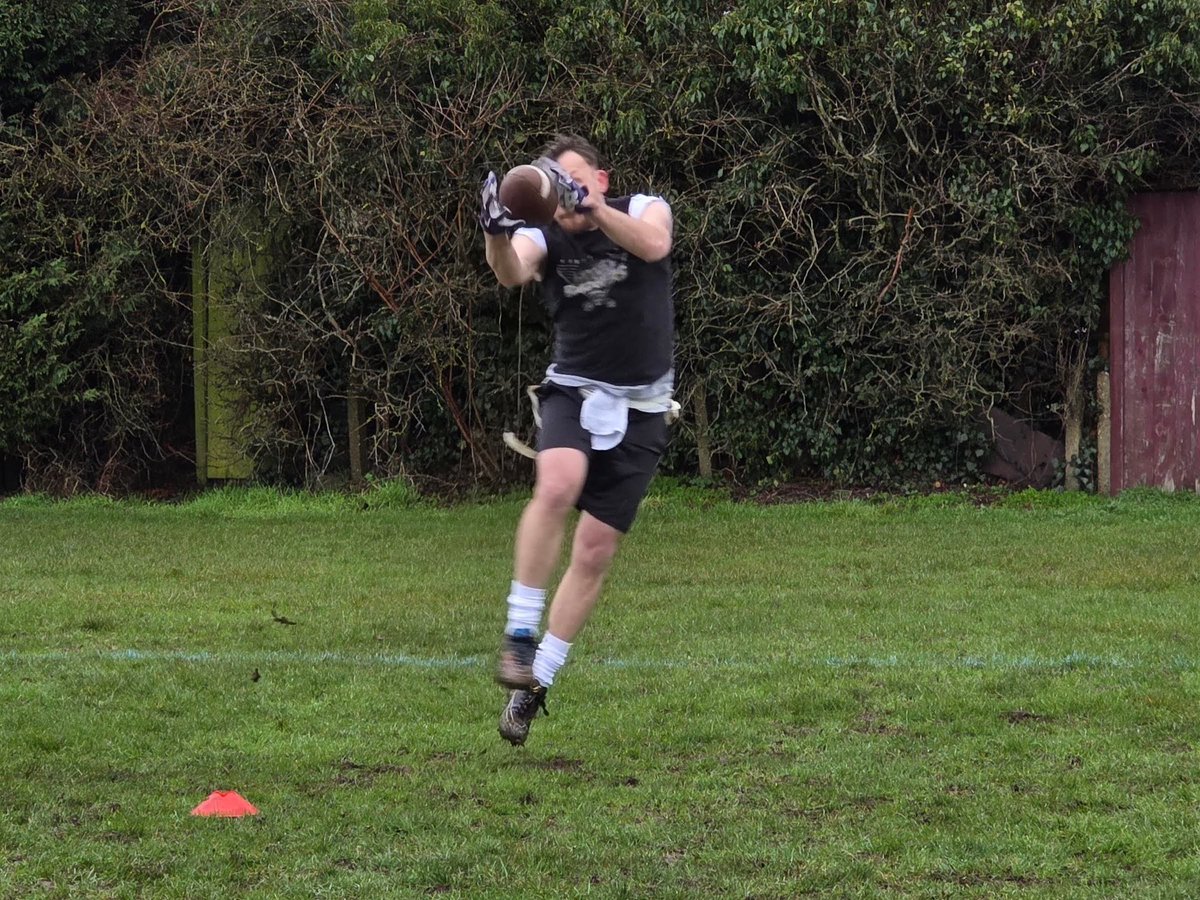 Tom S N E E tweet media