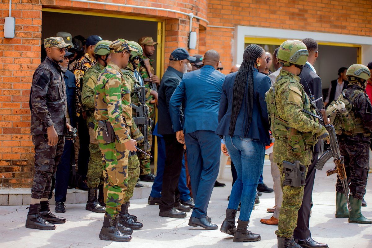 JustinNsengima's tweet photo. #GOMA 🇨🇩 — QUE DIT CETTE PHOTO DE CORNEILLE NANGAA, CHEF DES REBELLES, PLUS PROTÉGÉ QUE LE PRÉSIDENT D’UN PAYS ? 👀📸
Des rebelles habillés ainsi, équipés de matériel de pointe, se comportant comme une armée nationale d’un État militairement puissant… Pensez-vous vraiment qu’ils accepteront d’être mélangés aux FARDC ? 🤔⚔️
À Goma, Nangaa a déclaré que la guerre est terminée et que l’heure est désormais à la construction du pays 🏗️🇨🇩
Mais alors… quittera-t-il vraiment cette posture où il s’affiche déjà comme un Président ayant prêté serment ? 🪖🇨🇩
@CNangaa