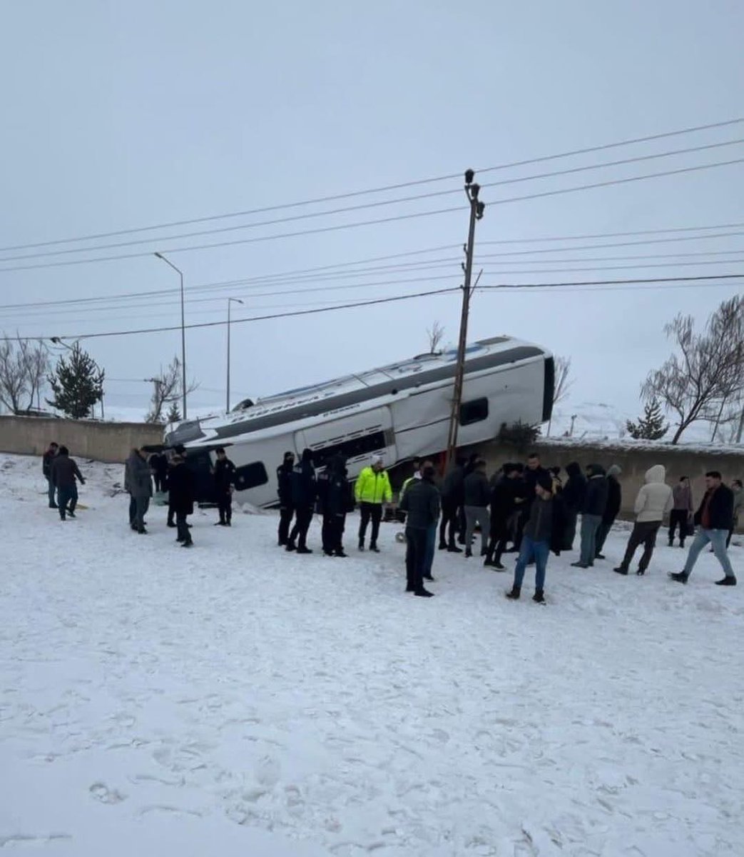 Bugün sabah saatlerin”de Ağrı”nın Patnos ilçesi Sanayi kavuşağın”da buzlanma nedeniy”le elim trafik kazası meydana geldi.
Otobüs”te şöför dahil 16. Kişi yaralanmıştır.

Geçmiş olsun dileklerimizi iletiyorum.