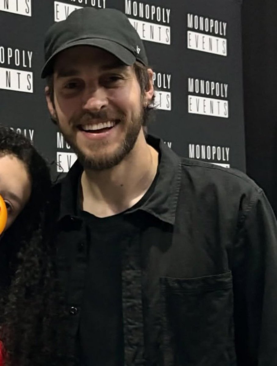 belsavenue's tweet photo. he looks so good im clawing at my walls https://t.co/r2vC2yNXLN