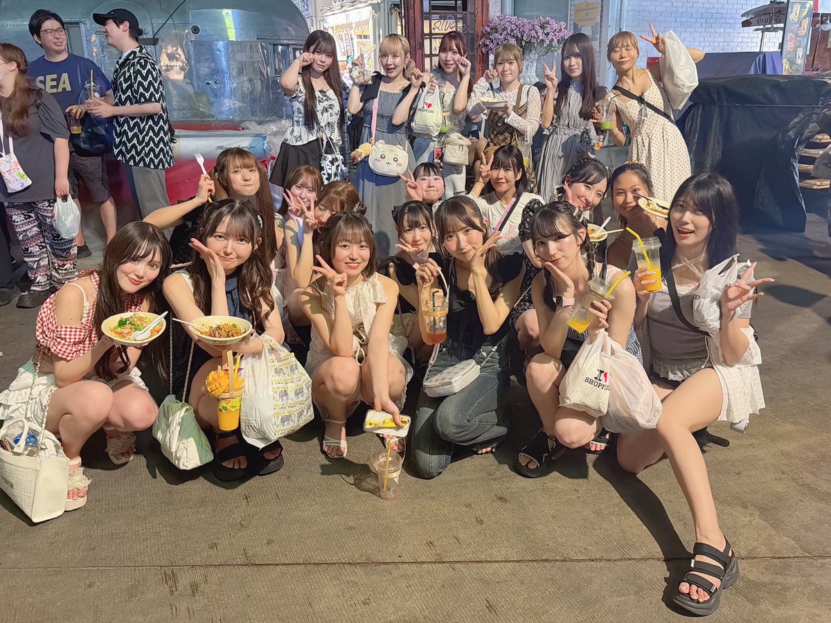 I_GET_official's tweet photo. READY TO KISS💋SAY-LA💎
HOT DOG CAT🐱
牧野広実🏄♀️咲山しほ🐹
合同ナイトマーケット
オフ会
IN Thailand
ありがとうございました🌙
明日も楽しみましょう( *❛ᴗ❛* )🇹🇭
#iget #JETH #JapanExpoThailand2026 https://t.co/d9h8eqcoQF