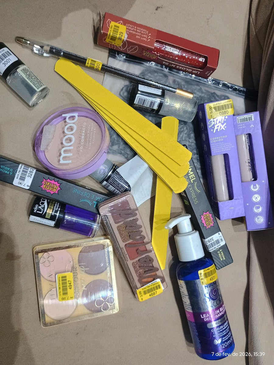 Ninguém entenderia então eu fui no centro, me meti numa lojinha cheia de cacarecos, mulheres gritando promoções e saí com várias miudezas. 

E mais aliviada.