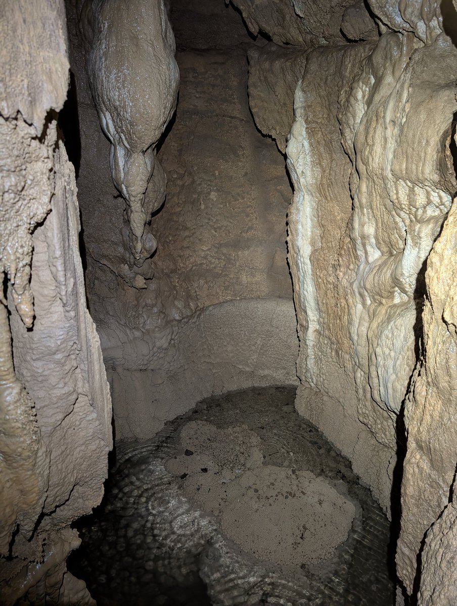 Na vhodu v prvo brezno zrak vleče v notranjost. Dob'r znak. Na -40m je bilo konc veselja. Vse čist preozko oz zaprto za nadaljevati.
Drugo brezno pa je globoko -15m in ima prehod v sosednje brezno, kjer je gladina jezerca na -13m. Lepu 😍