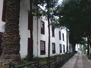 BigBaldito's tweet photo. Calle San Borja

Muchos de los habitantes que vivimos en la Colonia del Valle, sabemos dónde queda la calle de San Borja, pero... ¿Por qué se llama así?   ¿Por qué el nombre de un Santo?

El nombre de la calle San Borja en la Colonia del Valle (Ciudad de México, alcaldía Benito Juárez) proviene directamente de la antigua Hacienda de San Borja (o más precisamente Hacienda de San Francisco de Borja), que ocupaba gran parte de lo que hoy es esa zona y colonias aledañas.

Origen histórico:
En la segunda mitad del siglo XVII, la Compañía de Jesús (jesuitas) comenzó a adquirir varios terrenos en la zona sur de la ciudad, cerca de Mixcoac y lo que entonces eran pueblos y rancherías.

Con estos predios formaron una gran hacienda productiva que llamaron Hacienda de San Francisco de Borja, en honor a San Francisco de Borja (1510-1572), un noble español que se convirtió en religioso jesuita, fue el cuarto Superior General de la Compañía de Jesús y fue canonizado como santo por la Iglesia Católica. Él es venerado principalmente como el santo patrón contra los terremotos, temblores y tempestades, así como protector de los jesuitas.

Esta hacienda fue una de las más importantes del Valle de México durante la época colonial, dedicada principalmente a cultivos de granos, frutas y producción de pulque.

Tras la expulsión de los jesuitas en 1767 (por orden de Carlos III), la propiedad cambió de manos varias veces: pasó a los marqueses de Selva Nevada, luego al coronel Pedro Antonio de Acevedo y a sus descendientes.

Desde Eje Central y hasta San Francisco, la calle San Borja parece ser sólo otra muestra más de construcciones comerciales y habitacionales, haciendo más difícil imaginar el motivo de su nombre.  Al paso podemos encontrar la clínica del Seguro Social Gabriel Mancera y haciendo glorieta con Adolfo Prieto, la Plaza Pública Cruz Roja Mexicana, en homenaje a esa institución.   Justo ahí, a un costado, hallamos el único vestigio que originó el nombre de esta calle: el casco del extinto Hospicio de San Ignacio de Loyola, en nombre del fundador de la orden de los jesuitas.

Cómo llegó a ser el nombre de la calle:

A principios del siglo XX (el fraccionamiento formal de la Colonia del Valle comenzó en 1908-1910), los terrenos de la antigua hacienda se dividieron en lotes para crear la colonia.  Como era costumbre en esa época en la Ciudad de México, muchas calles conservaron  los nombres de los ranchos, haciendas o propiedades agrícolas que existían previamente en el lugar.  #CallesDeMéxico #CDMX @En_laDelValle