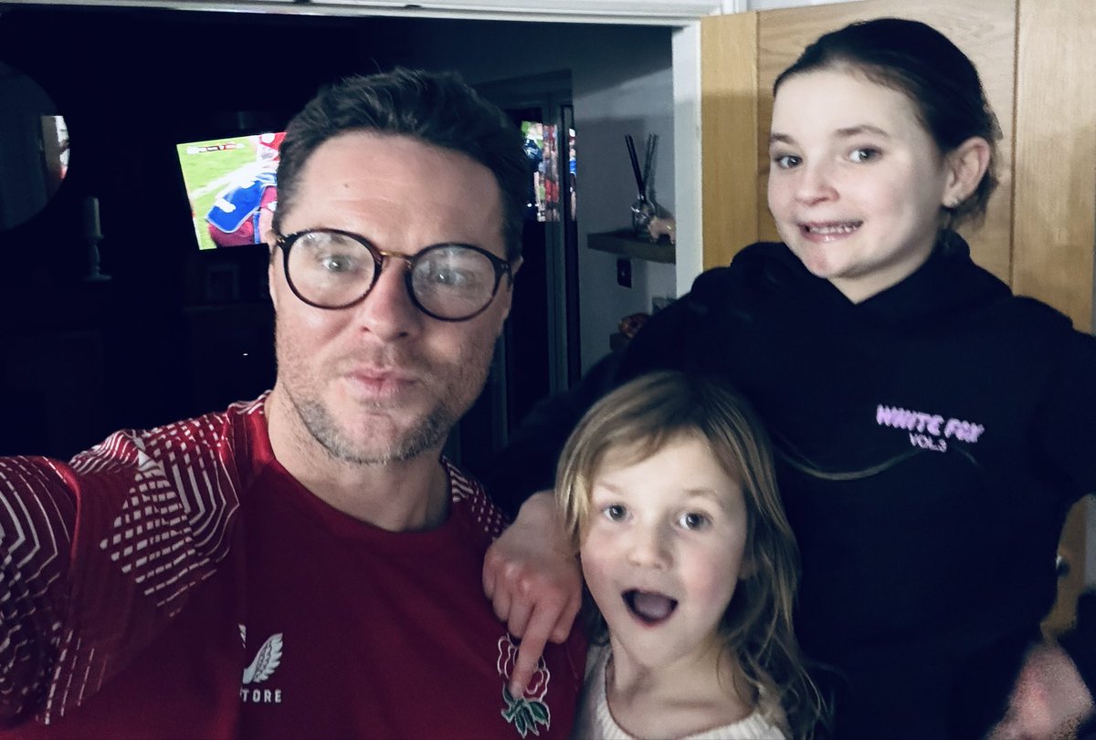 Red Roses 🌹 behind enemy lines 😜 good day of sport in the Hodge household. <a href="/BristolCity/">Bristol City FC</a> win and <a href="/EnglandRugby/">England Rugby</a> beat the noisy neighbours huzzzzaaarrr 🍺