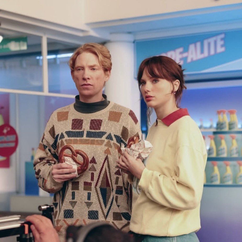 🚨 GANHOU TUDO? General Hux abandona a Primeira Ordem e é contratado como protagonista do clipe Opalite de Alison Quick, irmã gêmea de Taylor Swift. 

Segundo rumores, o cacto que ele namora no vídeo representaria seu passado tóxico com Kylo Ren.

(Via: HoloNews)