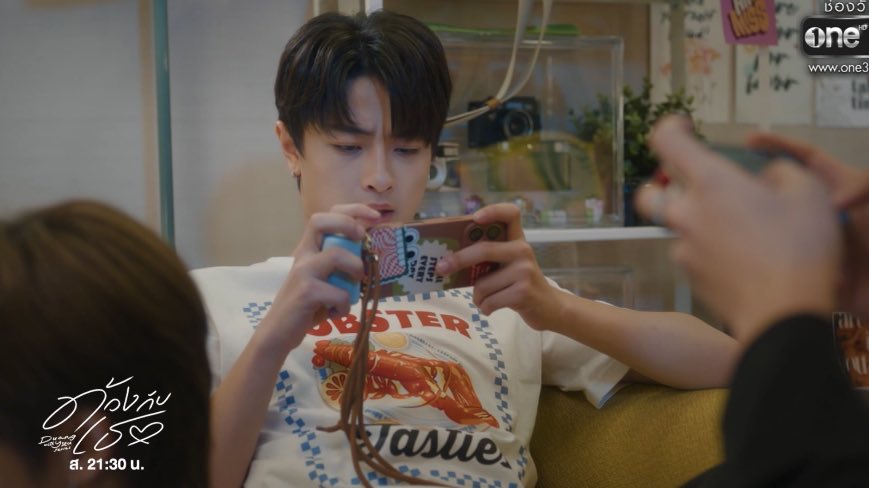 mrjiwliw's tweet photo. สิ่งที่ดึงดูดสายตาชั้นมาตลอดสองอีพี คือเคสโทรศัพท์แก๊งเด็กมัณฑนศิลป์อะ ดูรุงรังดีจนอยากซื้อตาม เชือกคล้องบ่งบอกคาแรคเตอร์แต่ละคนด้วย เริ่ดเลยล่ะ https://t.co/VuEYT6uXZX