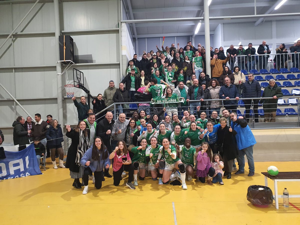 Foto de familia 🥰 para celebrar un gran triunfo 17-19 💚

Los dos puntos se van de Pozuelo directos a Bolaños 🟩🟩

¡Vamooos! 💪🏻💪🏻

#BMBolaños 💚
#SienteteVerde 💚
#25AñosJuntos 💚