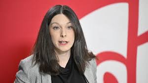 Här är en liten genomgång i Teresa "TT" Carvalho  <a href="/TeresaCarvalho/">Teresa Carvalho</a>, kvinnan som verkar tro att man styr ett land genom att blockera meningsmotståndare på Twitter och som gjort karriär på att paketera om socialdemokratiska misslyckanden till "moralisk kamp".

Hon är inte bara en