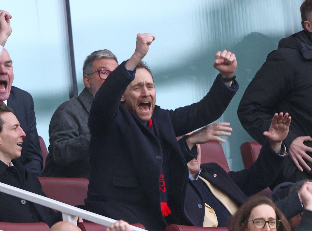 aloe14aloe's tweet image. tom hiddleston celebrating arsenal’s goal🥳