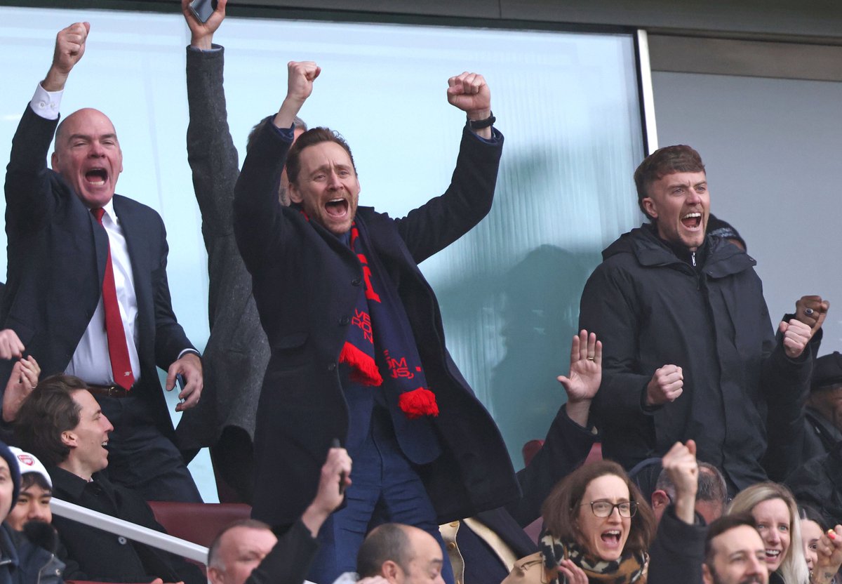 aloe14aloe's tweet image. tom hiddleston celebrating arsenal’s goal🥳