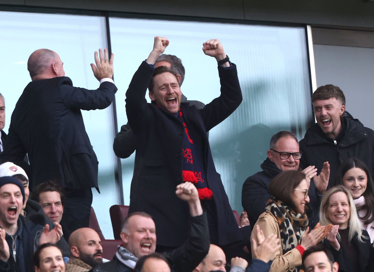 aloe14aloe's tweet image. tom hiddleston celebrating arsenal’s goal🥳
