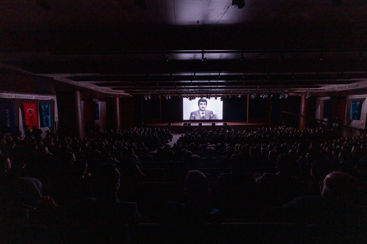 Ülkemizin İHA–SİHA teknolojisine erişmesinde öncülük eden merhum Özdemir Bayraktar anısına hazırlanan
“Özdemir Bayraktar Belgeseli: Bu Dünyadan Bir Akıncı Geçti” adlı belgeselin gösterimine katıldık.

Milli teknoloji hamlemizin mimarlarından merhum Özdemir Bayraktar’ı rahmet ve