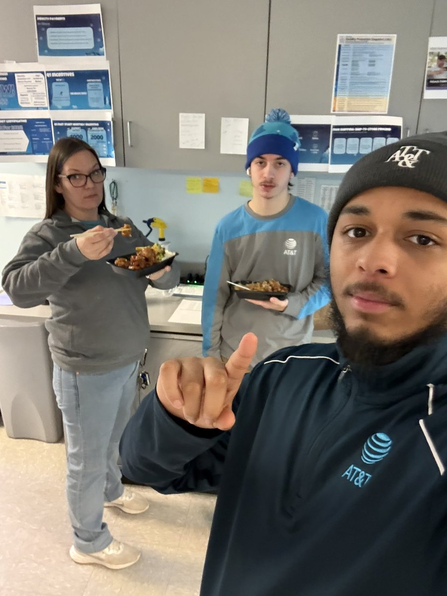 DuwayneNegron's tweet photo. The Ithaca team always loves a good incentive 😄🔥 Paid Lunch for hitting $700 in accessories Today #4ToTheFloor @ATT @TheNEStates @LifeAtATT https://t.co/MWJWR0TT35