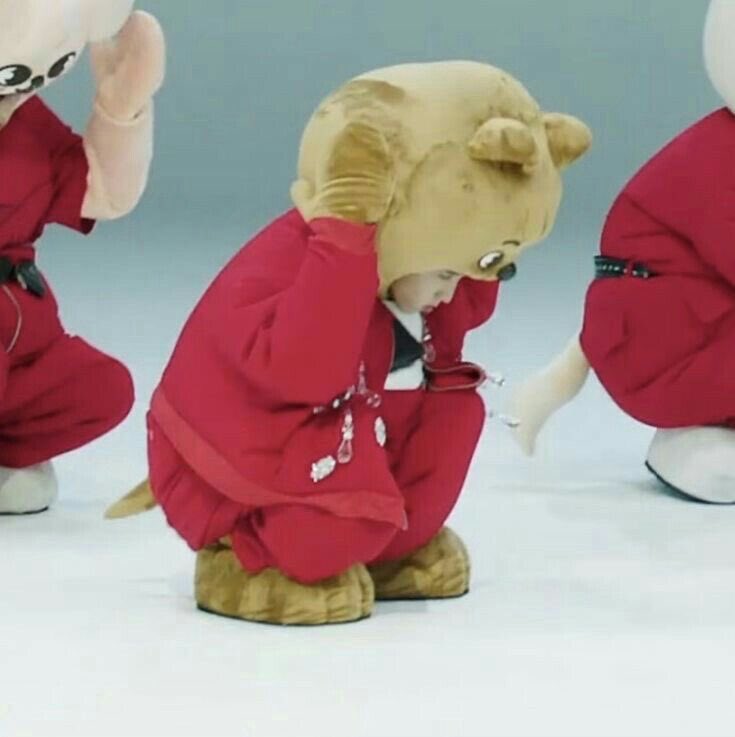 Konserlere fanmeetinglere gidemedikçe, sokakta üyelerle karşılaşan insanları gördükçe coğrafya kaderdir diyorduk ama ülke sınırları içinde bile coğrafya kadermiş aga şehrime skz filmi gelmiyor