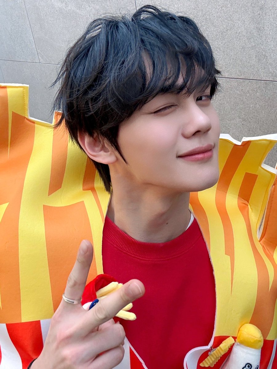 Qyubint's tweet photo. Fries are good but.. I'm better, right? ZEROSES, be honest, who’s your real favorite? Don't think too hard, the answer should be obvious!! Thank you for today! https://t.co/LnjpD5qj3I