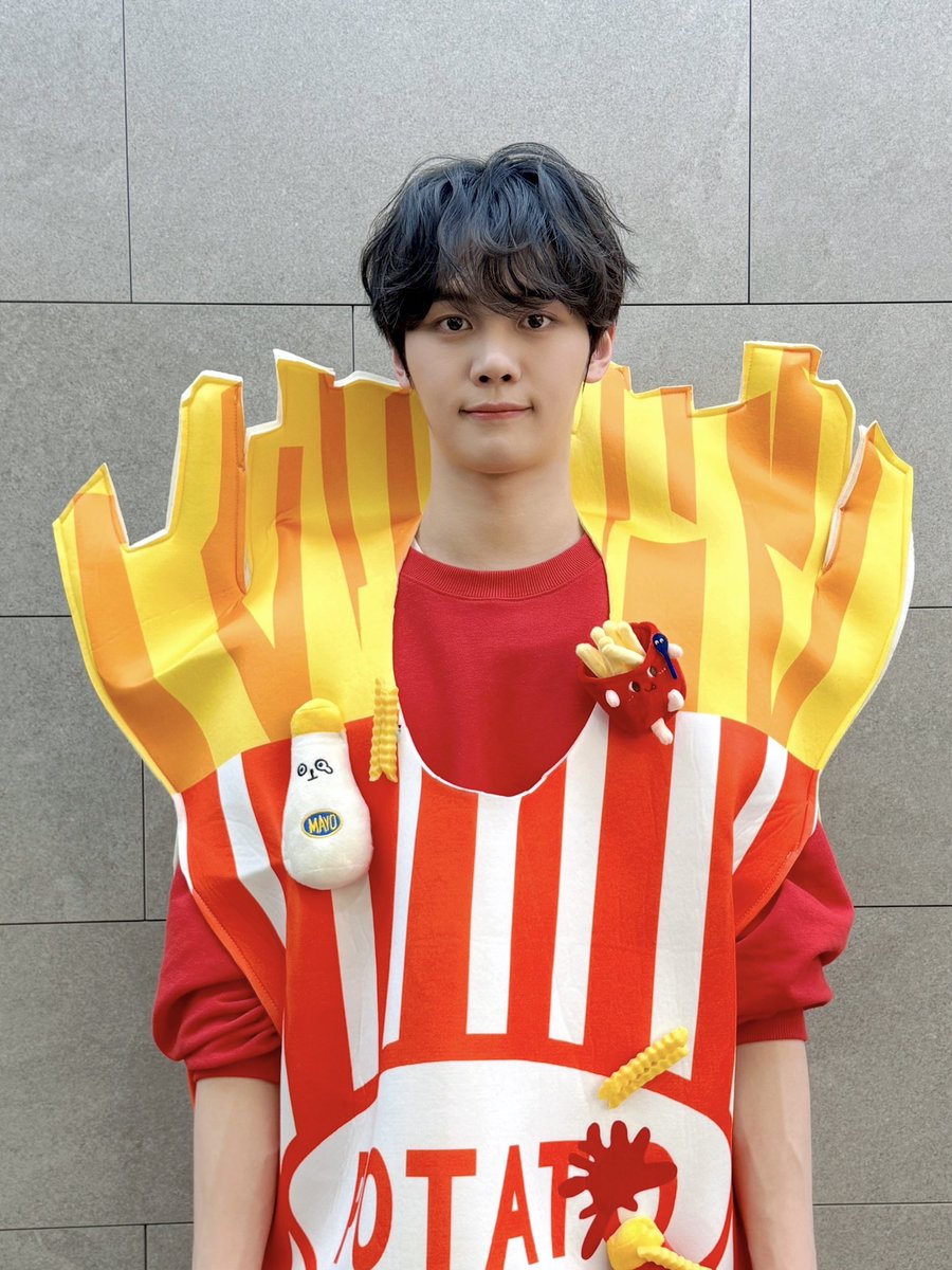 Qyubint's tweet photo. Fries are good but.. I'm better, right? ZEROSES, be honest, who’s your real favorite? Don't think too hard, the answer should be obvious!! Thank you for today! https://t.co/LnjpD5qj3I