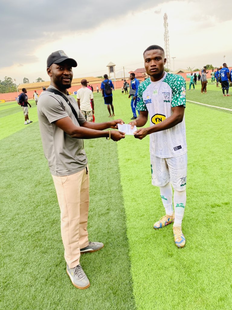Kosi_foottalk's tweet photo. Sundze Zunedu crowns debut for Bafmeng United with a man of the match performance
He provided an assist and scored as they defeated YAFOOT by 2-1.
He was award the FONGOD MOTM award
#elitetwo #fecafoot #bamenda https://t.co/aWHpBiTAFN