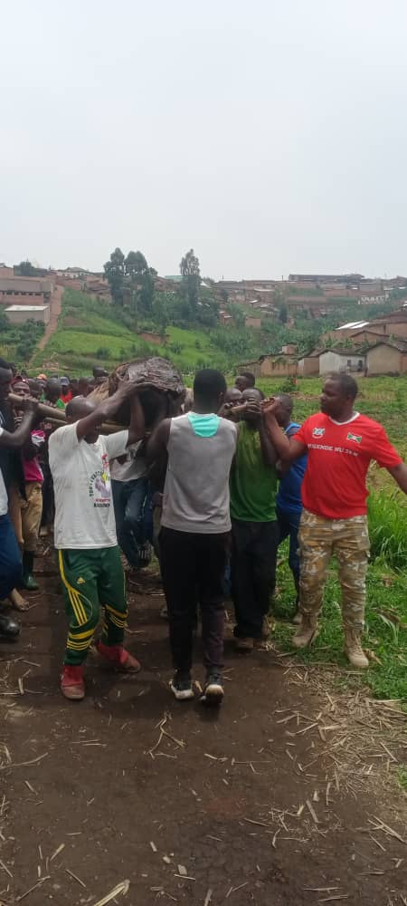 CnddFddButanyer's tweet image. #Kayanza 07/02/2026. Umukuru w'imbonerakure muri komine #Kayanza ari kumwe n'icegera c'iwe. Bifatanije n'imbonerakure zo muri zone #Kayanza na #Kabuye mubikorwa vyo  gutarura ikiraro gihuza colline #Kirema na #Musave.