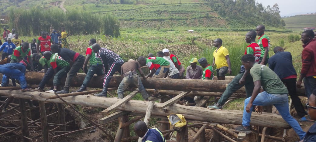 CnddFddButanyer's tweet image. #Kayanza 07/02/2026. Umukuru w'imbonerakure muri komine #Kayanza ari kumwe n'icegera c'iwe. Bifatanije n'imbonerakure zo muri zone #Kayanza na #Kabuye mubikorwa vyo  gutarura ikiraro gihuza colline #Kirema na #Musave.