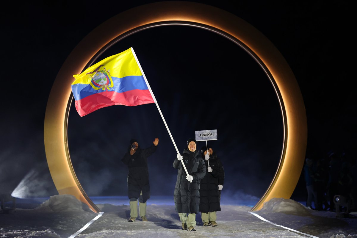 lahistoriaec's tweet photo. La delegación deportiva más chiquita. Ecuador envió un solo deportista a los Juegos Olímpicos de Invierno, que se desarrollan en Milán, Italia: el esquiador guayaquileño Klaus Jungbluth, quien desfiló en la inauguración de la competencia. https://t.co/YTNEZHofG6