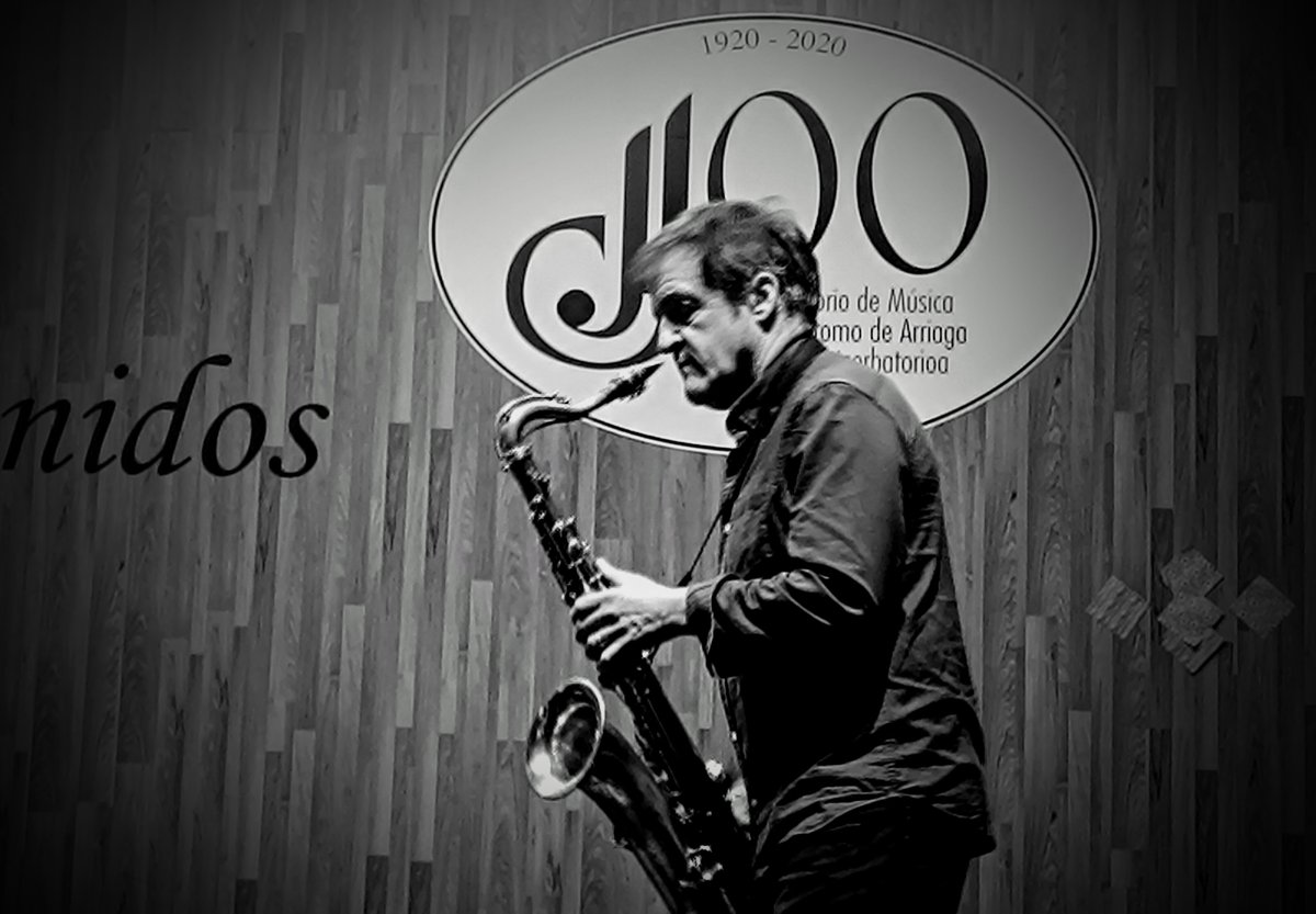 AitzolSSC's tweet photo. #VictordeDiego Quartet soplaron ´Haize berriak´( @GHotsak ), ayer, en el conservatorio J. C. Arriaga de Bilbao. Algunos le dicen jazz. Resultaron ser auténticas bocanadas de oxigeno purificador imprescindibles para la supervivencia en estos malolientes tiempos.
#victorderdiego https://t.co/nSVUTHsySV