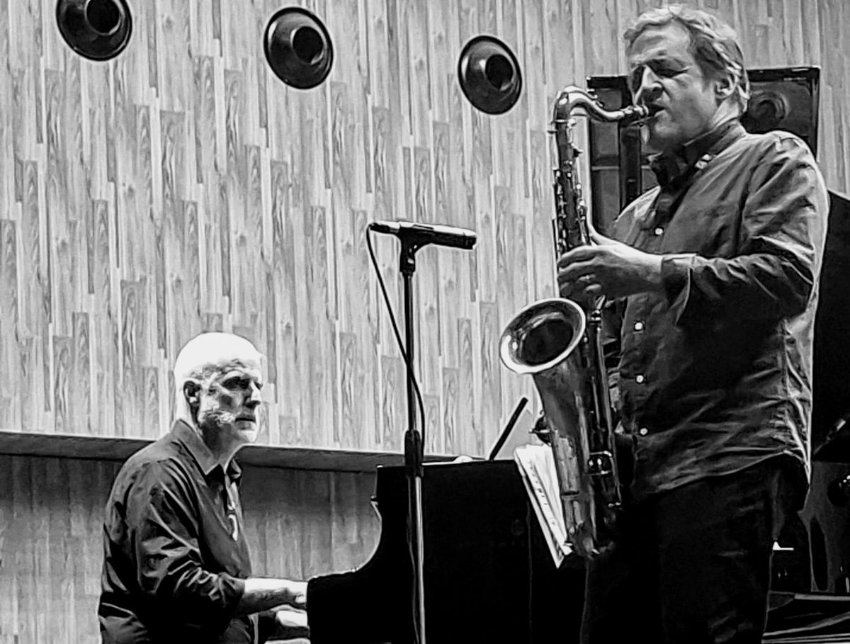 AitzolSSC's tweet photo. #VictordeDiego Quartet soplaron ´Haize berriak´( @GHotsak ), ayer, en el conservatorio J. C. Arriaga de Bilbao. Algunos le dicen jazz. Resultaron ser auténticas bocanadas de oxigeno purificador imprescindibles para la supervivencia en estos malolientes tiempos.
#victorderdiego https://t.co/nSVUTHsySV