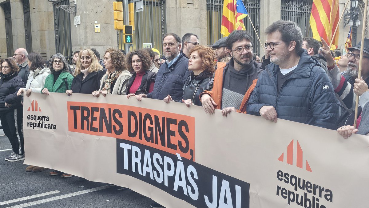 1066 ferits, 28 crisis d’angoixa, 34 traumatismes cranioencefàlics, 23 fractures òssies, 36 lipotímies, 1 infart agut, 1 ull buidat … Més de 4.000 represaliats.

Hem d'eixamplar la base, doneu-me 68 diputats i declaro la independència, sense referèndum damunt la taula no hi ha